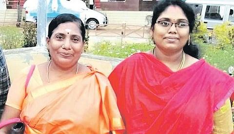 ஒரே நேரத்தில் அரசு வேலைக்கு தேர்வான அம்மா- மகள்..!