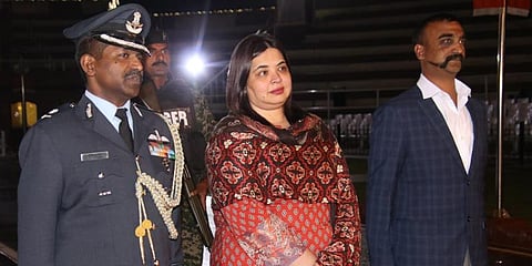 விமானி அபிநந்தனை அழைத்து வந்த அந்தப் பெண் அதிகாரி யார்?