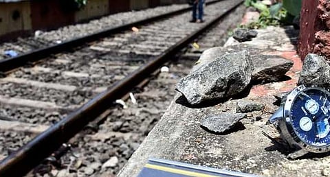 செல்போன் பறிக்கும் கும்பல் தாக்கி வடமாநில இளைஞர் கொடூர விபத்து