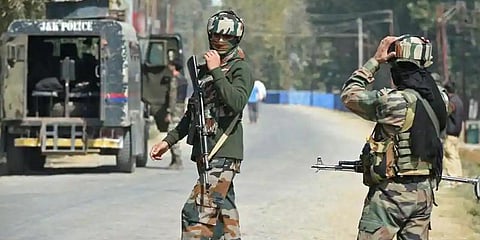 ஸ்ரீநகரில் 25 மீட்டர் தொலைவுக்கு ஒரு பாதுகாப்பு படை வீரர் பணி