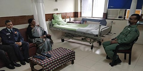 அபிநந்தனுடன் நிர்மலா சீதாராமன் சந்திப்பு