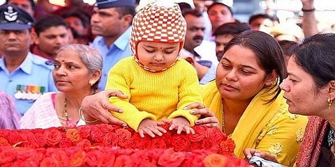 ‘கோஷங்கள் வேண்டாம்..ராணுவத்தில் சேருங்கள்’ விமானப்படை வீரரின் மனைவி வேண்டுகோள்