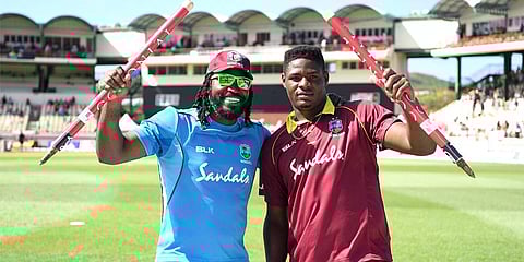 தாமஸ், கிறிஸ் கெய்ல் மிரட்டல்: சுருண்டது இங்கிலாந்து!