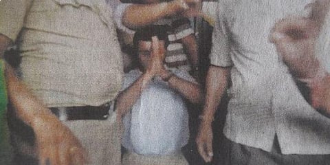 பேராசிரியரை மண்டியிட்டு மன்னிப்பு கேட்க வைத்த ஏபிவிபி மாணவர்கள்