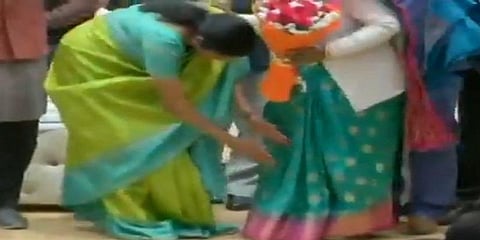 வீரர்களின் தாய்மார்களின் கால்களில் விழுந்து வணங்கிய அமைச்சர் நிர்மலா சீதாராமன்