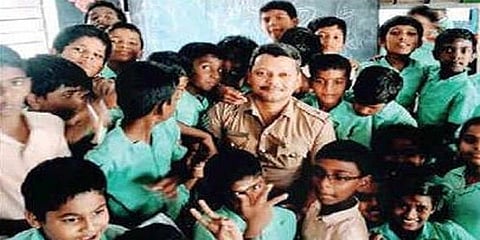தான் படித்த அரசுப் பள்ளிக்கு 2 மாத ஊதியத்தை வழங்கிய போலீஸ்