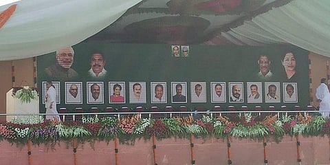 கூட்டணி பொதுக்கூட்ட மேடையிலிருந்து விஜயகாந்த், வாசன் படங்கள் நீக்கம்