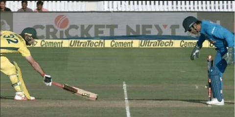 தோனியின் அசத்தலான செயலால் ரன் அவுட் ஆன மேக்ஸ்வேல்: வீடியோ