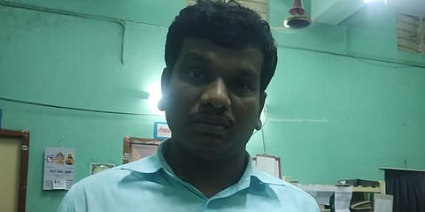 சிறப்பு வகுப்பு நடத்துவதாக கூறி மாணவிக்கு பாலியல் தொல்லை... ஆசிரியருக்கு தர்ம அடி