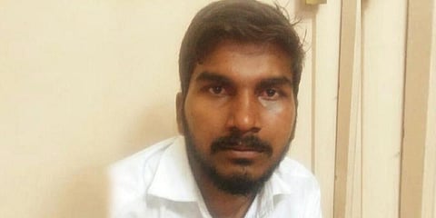 காதலை ஏற்க மறுத்த மாணவியை கத்தியால் குத்த முயன்ற இளைஞர்.. தடுத்த மாணவருக்கு வெட்டு..!