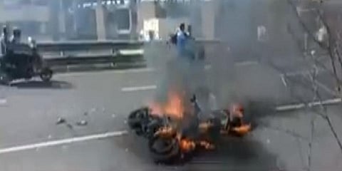 திடீரென பற்றி எரிந்த பைக் - ஒருவர் உடல் கருகி உயிரிழப்பு