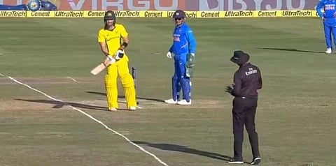 “இது அவுட்டா?” தோனியிடம் ஆலோசனை கேட்ட நடுவர்