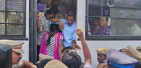 பதற வைத்த பொள்ளாச்சி பாலியல் வன்கொடுமை ! பெருங் கோபத்துடன் போராட்டத்தில் களமிறங்கிய மாணவர்கள்..!