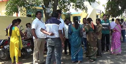 கல்விக் கட்டணம் கட்டாத பெற்றோர் ! வகுப்பறையில் சிறைவைக்கப்பட்ட மாணவர்கள் - ஓசூரில் பரபரப்பு