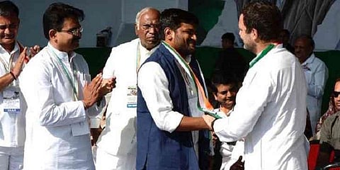 ராகுல் முன்னிலையில் காங்கிரசில் இணைந்தார் ஹர்திக் படேல்