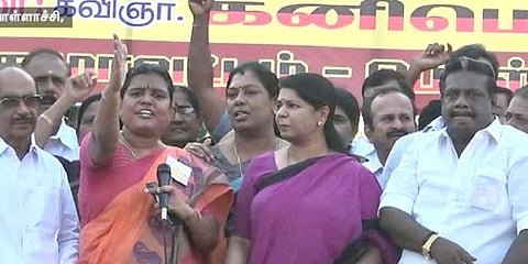 பொள்ளாச்சி கொடூரத்தை கண்டித்து திமுக ஆர்ப்பாட்டம் - கனிமொழி உள்ளிட்டோர் கைது