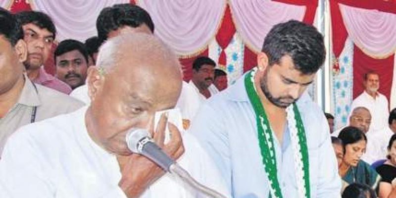 அரசியலில் இருந்து ஓய்வு: கண்கலங்கிய தேவகவுடா, விமர்சிக்கும் பாஜக!