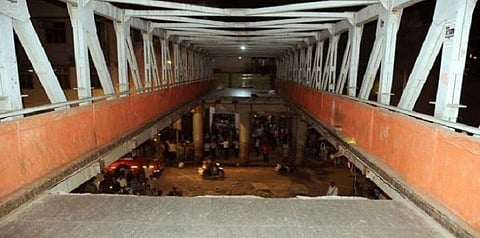 மும்பையில் நடை மேம்பாலம் இடிந்து விபத்து - 5 பேர் உயிரிழப்பு