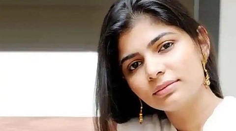 சின்மயி நீக்கத்துக்கு இடைக்கால தடை