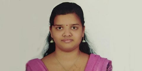 காதலனை மறந்துவிட கூறி சிலர் வீட்டிற்கு வந்து மிரட்டியதால் இளம்பெண் தற்கொலை