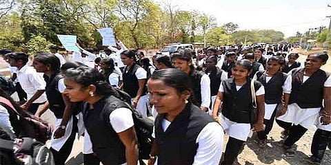 போராட்டத்தில் ஈடுபட்ட கோவை சட்டக்கல்லூரி மாணவர்கள் 165 பேர் மீது வழக்குப்பதிவு