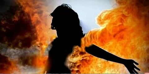 திருமணத்திற்கு வற்புறுத்தியதால் மாணவி தீக்குளித்து தற்கொலை