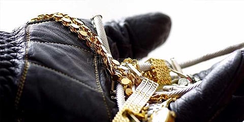 கோயிலுக்கு சென்ற குடும்பம் : வீட்டை கொள்ளையடித்த கும்பல்