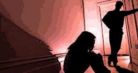 டியூசன் சொல்லித் தருவதாக பாலியல் தொந்தரவு... பள்ளி ஆசிரியர் மீது புகார்