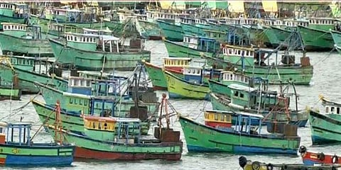 மீன்பிடித் தடை சட்டத்தை ரத்து செய்ய வேண்டி மீனவர்கள் போராட்டம்