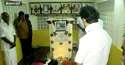 பரப்புரையை தொடங்கிய ஸ்டாலின் ! செல்ஃபி எடுத்த சிறுமி