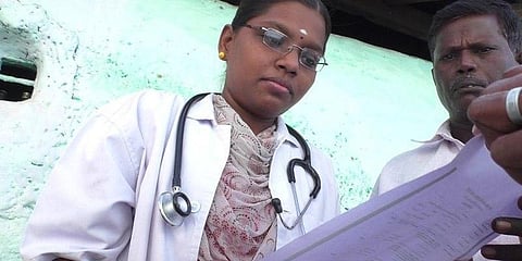 அன்று கலங்கி நின்ற மாணவி கனிமொழி, இன்று மருத்துவராகி சாதனை