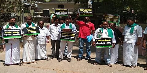 மதுபாட்டில்கள் மாலை; கையில் மண்சட்டி - வேட்புமனுத்தாக்கல் செய்த விவசாயிகள்