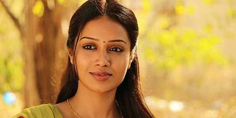 மீனாட்சி அம்மன் கோவிலுக்குள் செல்போன் : சர்ச்சையில் நடிகை நிவேதா பெத்துராஜ்