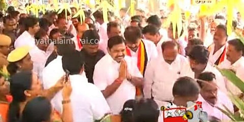 சாலையில் நடந்து துண்டு பிரசுரங்கள் கொடுத்த முதலமைச்சர் : தேநீர் கடையிலும் ஒரு டீ..