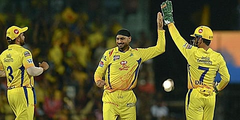 சென்னை சுழலில் சுருண்ட பெங்களூர் வீரர்கள் - அசத்திய ஹர்பஜன் சிங்