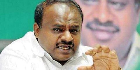 “காங்கிரஸ்காரர்கள் முதுகில் குத்துகிறார்கள்” - கர்நாடக முதல்வர் குமாரசாமி குற்றச்சாட்டு