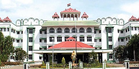 “போலி பட்டா வழங்கும் அதிகாரிகளை சஸ்பெண்ட் செய்ய வேண்டும்” - நீதிமன்றம்