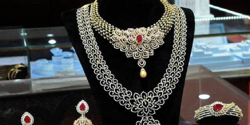 கண்காட்சிக்கு கொண்டுவந்த நகைகளை பறிமுதல் செய்த போலீசார்