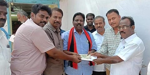 விசிக வேட்பாளர் ரவிக்குமாருக்கு தேர்தல் வைப்பு தொகை வழங்கிய எழுத்தாளர்கள்