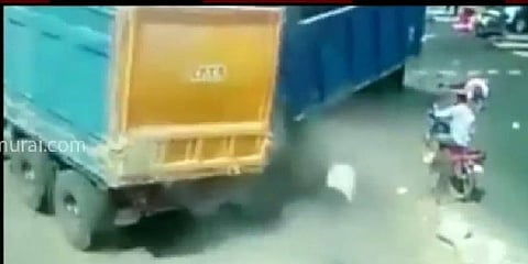 திருவள்ளூரில் தறிகெட்டு ஓடி விபத்தை ஏற்படுத்திய லாரி: பதறவைக்கும் சிசிடிவி காட்சி!