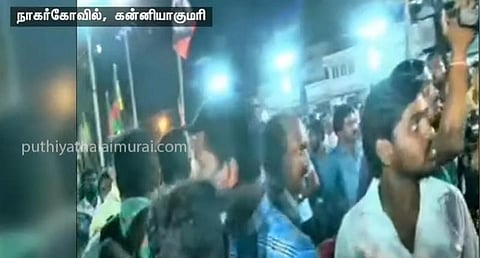 பாஜக கூட்டத்தில் காலியாக நாற்காலிகள்... படம்பிடித்த பத்திரிகையாளர்கள் மீது தாக்குதல் முயற்சி