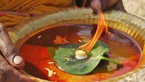 ஓபிஎஸ் மகன் தொகுதியில் ஆரத்தி எடுக்க டோக்கன் வழங்கியதாக சலசலப்பு