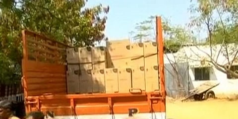 மதுரையில் பெட்டிப் பெட்டியாக பறிமுதல் செய்யப்பட்ட குக்கர்கள்