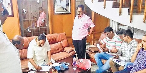 திமுக பொருளாளர் துரைமுருகன் வீட்டில் தொடரும் வருமான வரித்துறையினரின் சோதனை