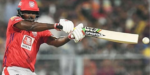 300 சிக்ஸர் விளாசி சாதனை - எட்ட முடியாத இடத்தில் கிறிஸ் கெயில்