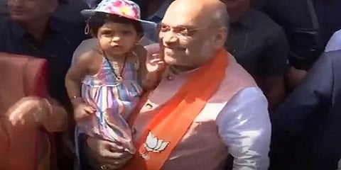 தாமரைச் சின்னமுள்ள தொப்பியை அணிய மறுத்த அமித்ஷா பேத்தி - வீடியோ