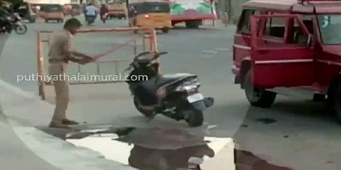 சாலையோரத்தில் நின்ற வாகனத்தை அடித்து நொறுக்கிய காவலர் - வீடியோ