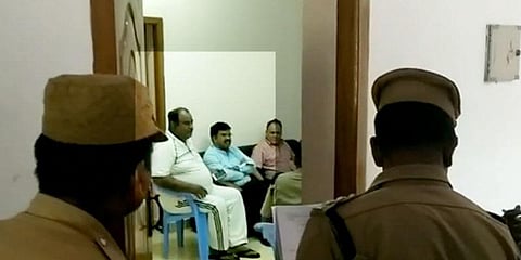 போதையில் வானத்தை நோக்கி துப்பாக்கியால் சுட்ட போலீஸ் அதிகாரி!