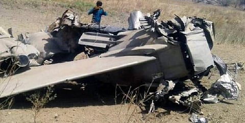 வெடித்துச் சிதறிய போர் விமானம் - சாமர்த்தியமாக தப்பிய விமானி