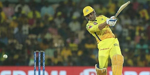 மடமடவென விழுந்த விக்கெட்டுகள் : மலைபோல் நின்று விளாசிய தோனி